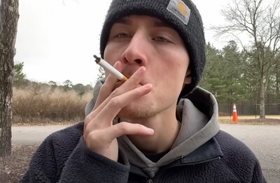 Лечение зависимости от табакокурения в Торжке Мужчина с сигаретой делает затяжку