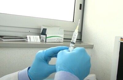 Проведение кодирования Вивитролом в Торжке Шприц с Вивитролом в руках у врача